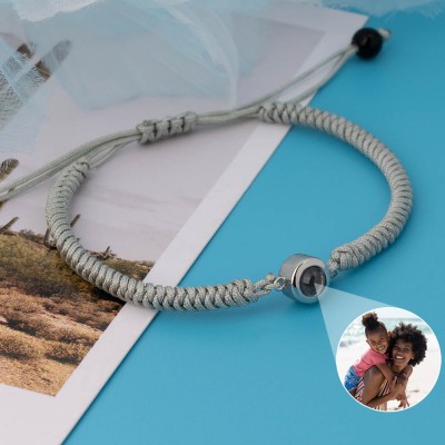 Personalisiertes Bettelarmband mit Fotoprojektion für den Muttertag