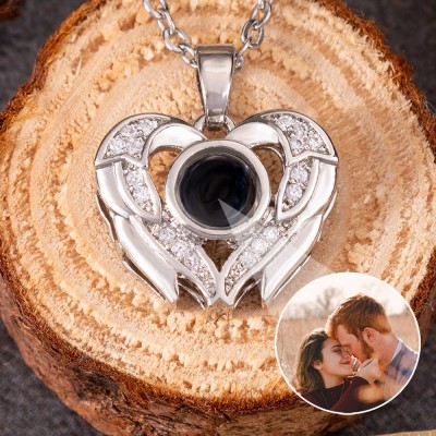 Individuelle Fotoprojektion Engelsflügel Herz Halskette als Valentinstagsgeschenk