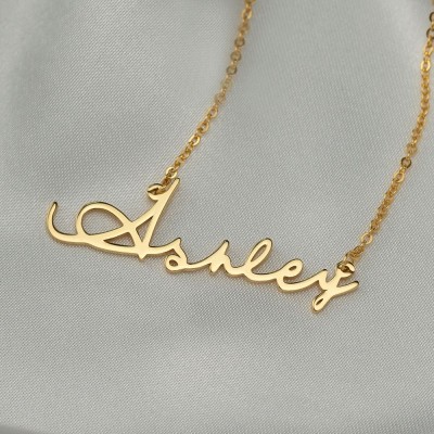 Personalisierte Gold-Namenshalskette im Signature-Stil