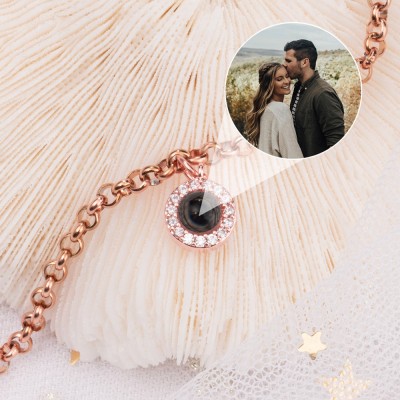 Personalisierte Fotoprojektions-Charm-Halskette für Paare zum Valentinstag. Geschenkideen