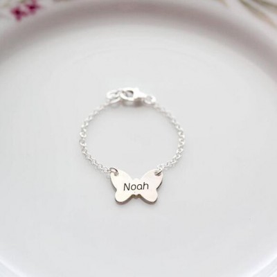 Personalisierte Schmetterlingsform Brynn Baby Name Gravur Armbänder